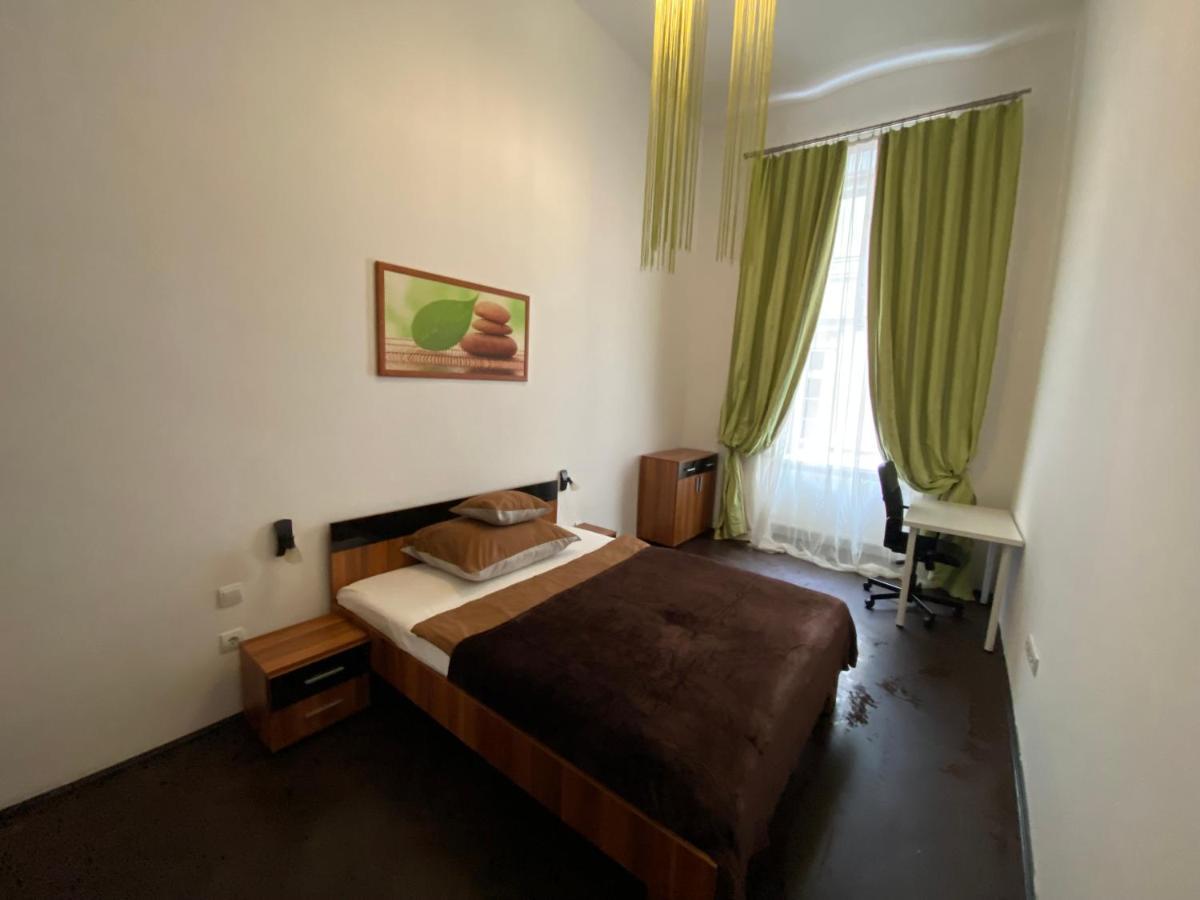 Location In The Heart Of The City, 2 Bedrooms, 2 Bathrooms Apartament