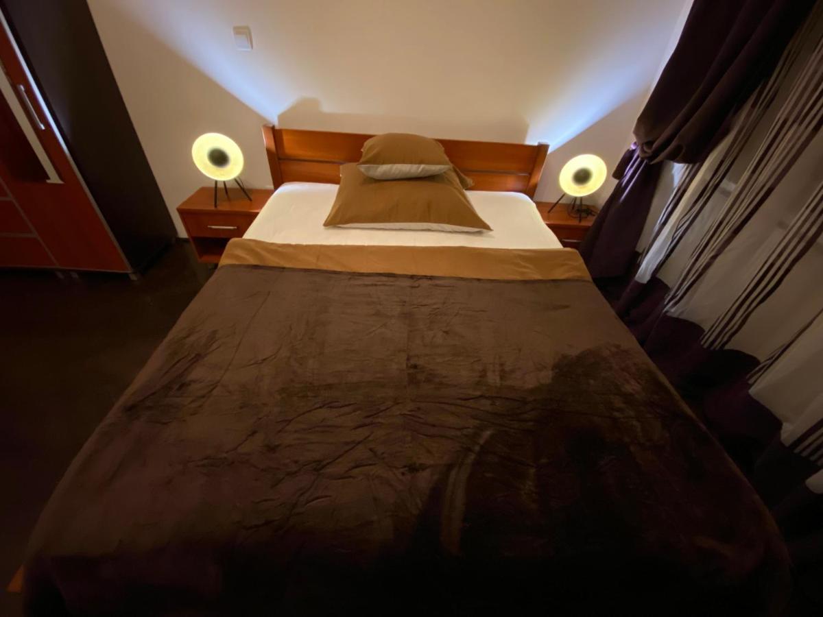 Location In The Heart Of The City, 2 Bedrooms, 2 Bathrooms Apartament